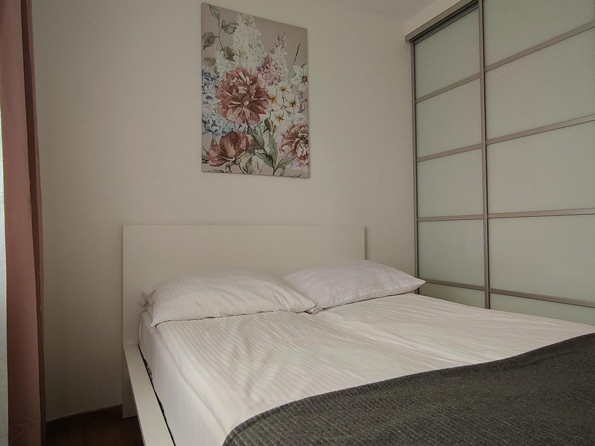 Apartment F&j #12 *